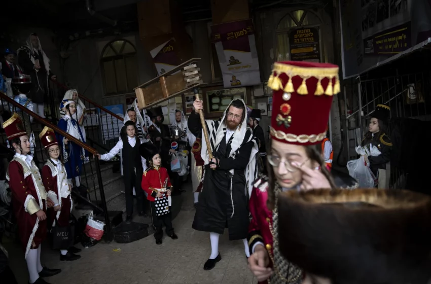  Durante la guerra entre Israel y Hamas, los judíos pronto celebrarán Purim, una de sus fiestas más alegres.