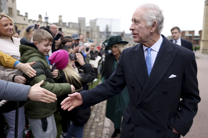  El rey Carlos se da la mano y conversa con la multitud en el acto público más importante desde que le diagnosticaron cáncer