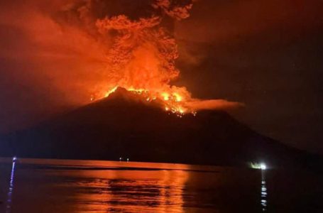 Cientos de evacuados tras varias erupciones de un volcán en Indonesia