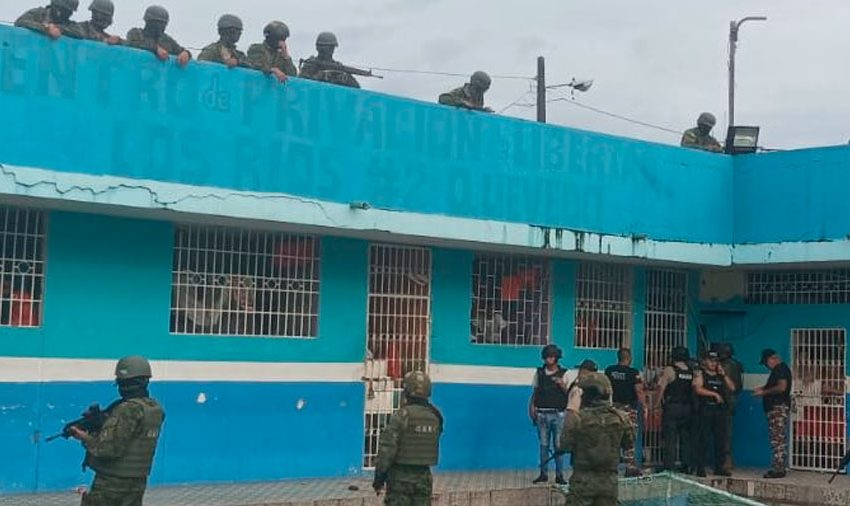  Los militares de Ecuador controlan intento de motín en una cárcel al final del plebiscito