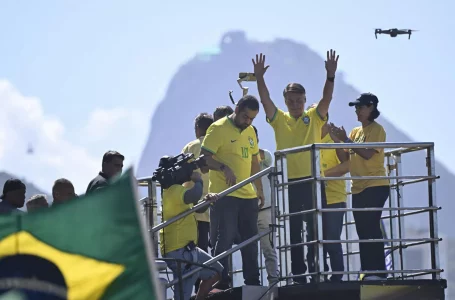 Bolsonaro elogia a Musk en acto multitudinario en Copacabana: “Es un mito de la libertad”