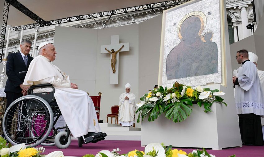  El Papa visita Venecia en su primer viaje en siete meses