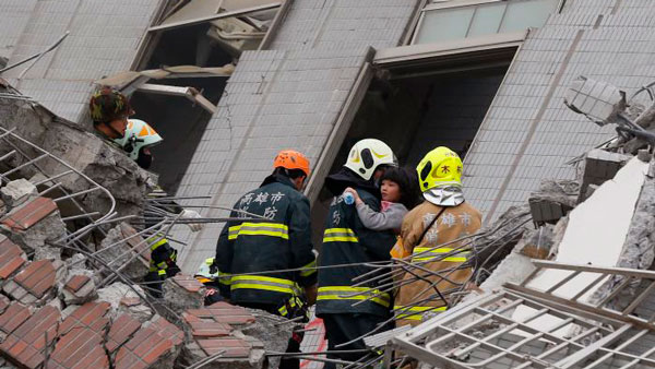  Rescatistas buscan a personas atrapadas tras sismo en Taiwán