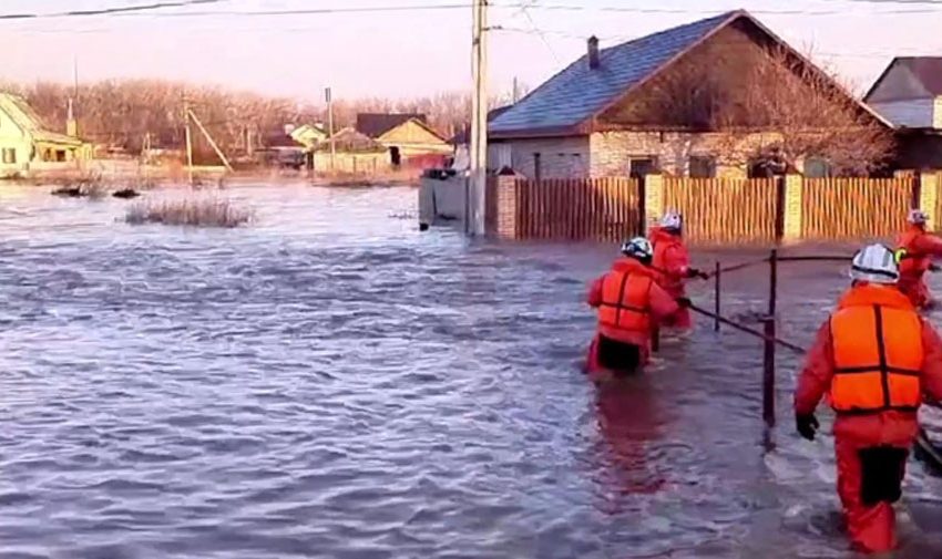  Evacúan a más de 1.000 personas en la ciudad rusa de Orsk por inundaciones