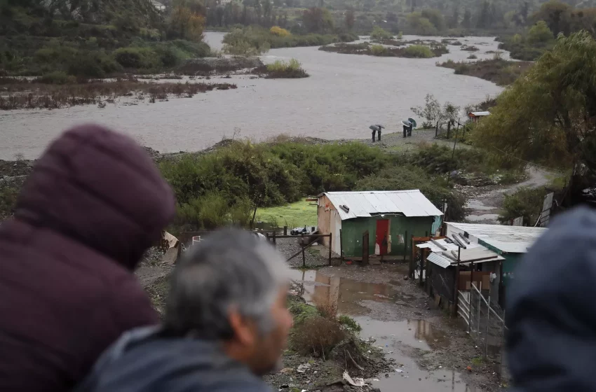  Intensas lluvias en Chile dejan más de 800 personas aisladas y 1.700 casas dañadas