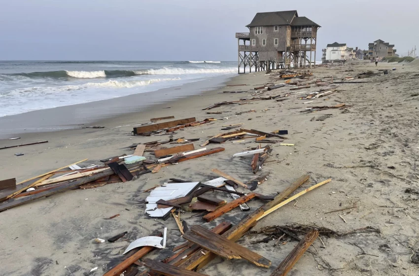  A cientos de kilómetros de distancia, el huracán Ernesto sigue afectando las playas de Estados Unidos