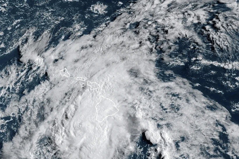  Hone se debilita a tormenta tropical mientras pasa por Hawái, arrojando suficiente lluvia para aliviar los temores de incendios forestales