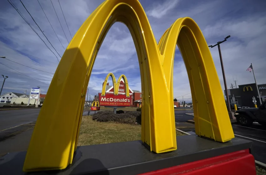  Las ventas en las mismas tiendas de McDonald’s caen por primera vez desde 2020, ya que los clientes agotados se aferran al efectivo