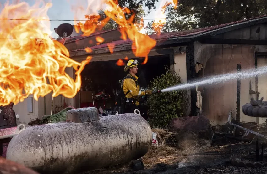  Un incendio sin controlar obliga a evacuar a miles de personas en el sur de California