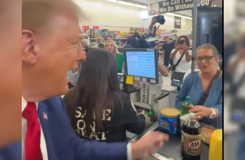  Trump le regala 100 dólares a una madre de tres hijos para que haga la compra: “Toma, para ayudarte un poco”