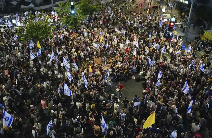  Cientos de israelíes protestan por tercer día consecutivo a favor de un acuerdo de rehenes y acusan a Netanyahu de “torpedearlo”