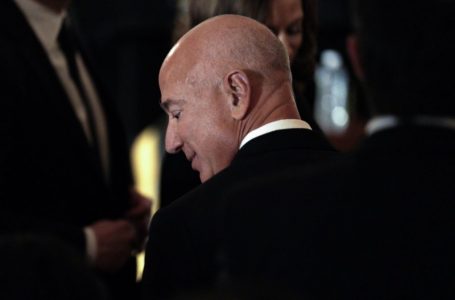 Jeff Bezos defiende la decisión del Washington Post de poner fin a los apoyos presidenciales