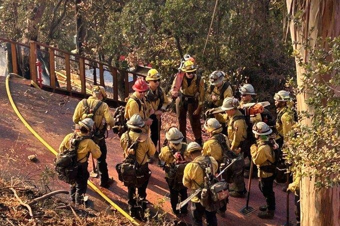  Incendio forestal en Oakland, California, destruye 2 casas; Centenares de personas bajo órdenes de evacuación