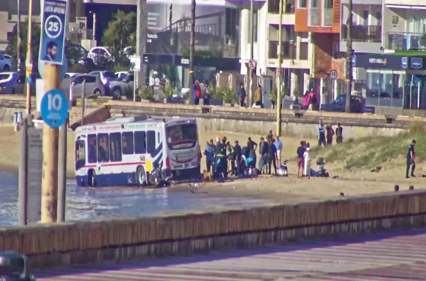  URUGUAY : Ómnibus atravesó la rambla y quedó sobre la playa, en Pocitos, hay 12 heridos