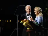  Biden se emociona con las palabras de la primera dama y acaba besándola en un acto en Washington