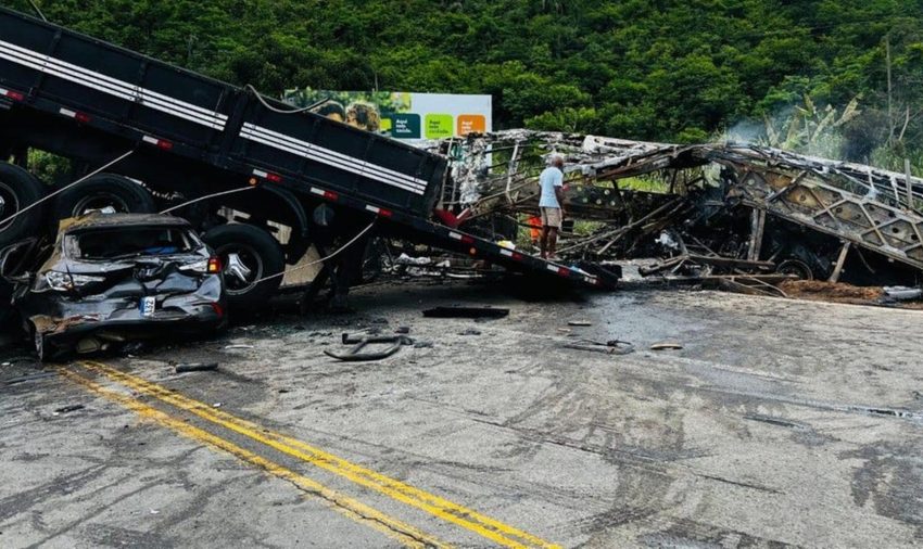  La colisión de un autobús un camión y un auto deja 38 muertos en Brasil