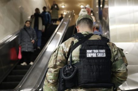 Una mujer murió tras ser incendiada en el metro de Nueva York, el sospechoso está bajo custodia