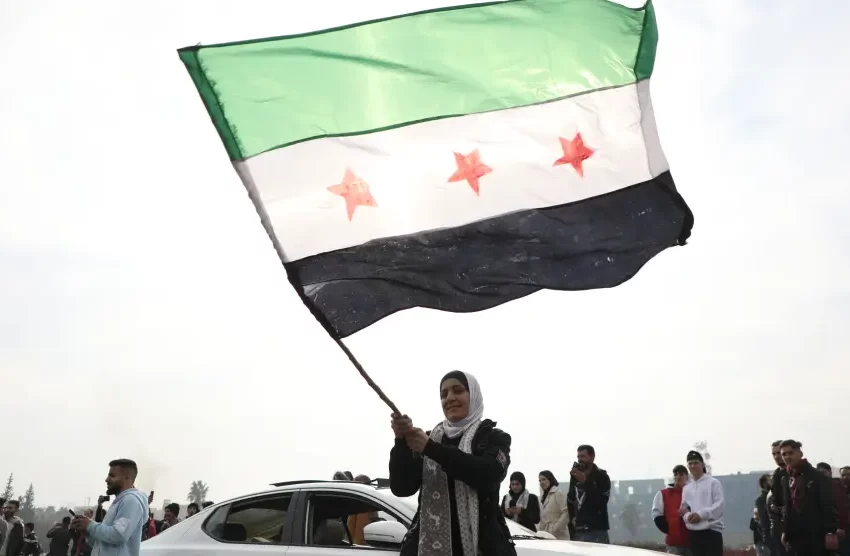  Así es la nueva bandera de Siria tras la caída de al-Asad: qué significan los nuevos colores y las tres estrellas de la enseña rebelde