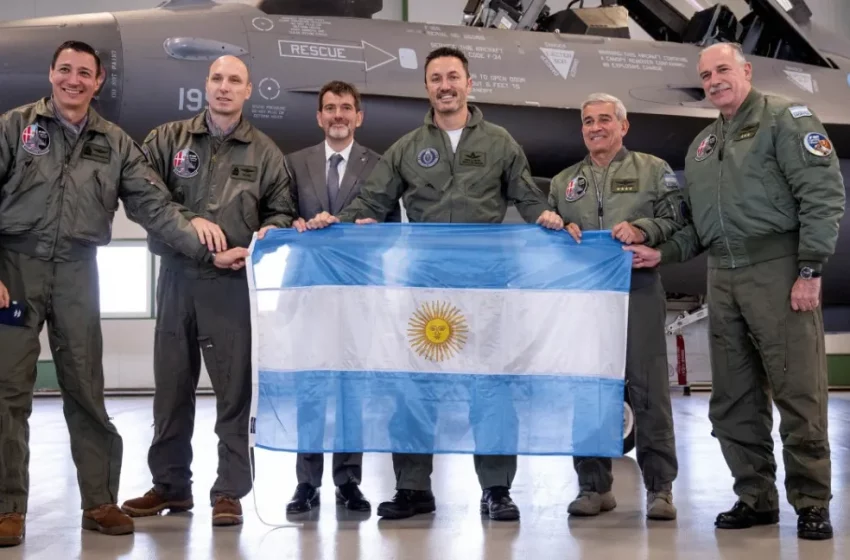  Luis Petri presentó el primer avión F-16 de la Fuerza Aérea Argentina