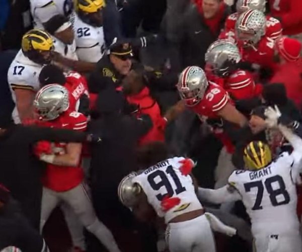  La policía usa gas pimienta para disolver una pelea después de la derrota de Michigan sobre Ohio State