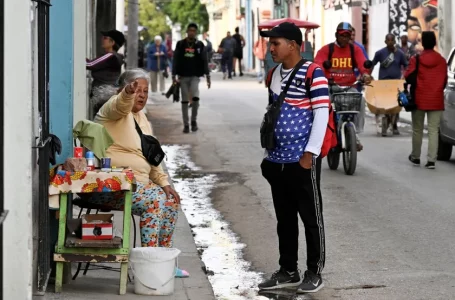 Cubanos en la desesperanza le confían su suerte a San Lázaro