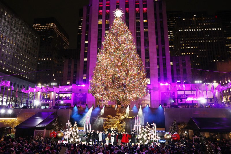  Las autoridades encienden el árbol de Navidad del Rockefeller Center, marcando el comienzo de la temporada navideña