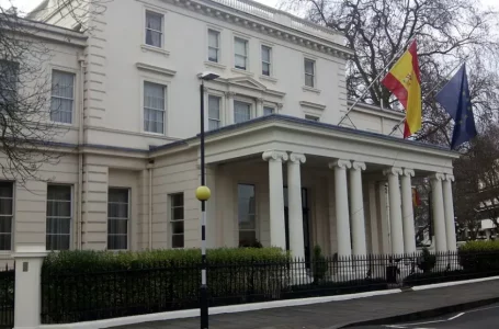 Una trabajadora de la Embajada de España en Londres denuncia al Gobierno por acusarla de ser agente doble