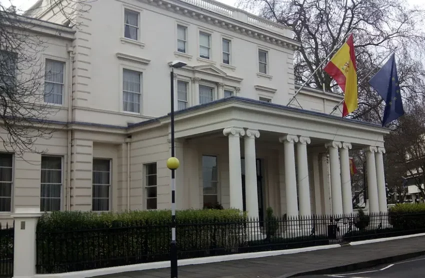  Una trabajadora de la Embajada de España en Londres denuncia al Gobierno por acusarla de ser agente doble