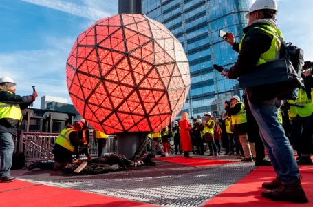 ¿Cómo es recibir el año en el famoso conteo musical de Times Square en Nueva York? Cuesta entre cero y miles de dólares