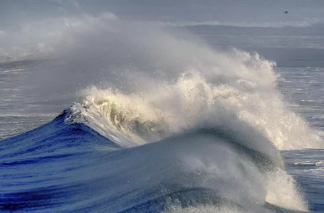 Continúa oleaje en la costa ecuatoriana, con reporte de varios muertos