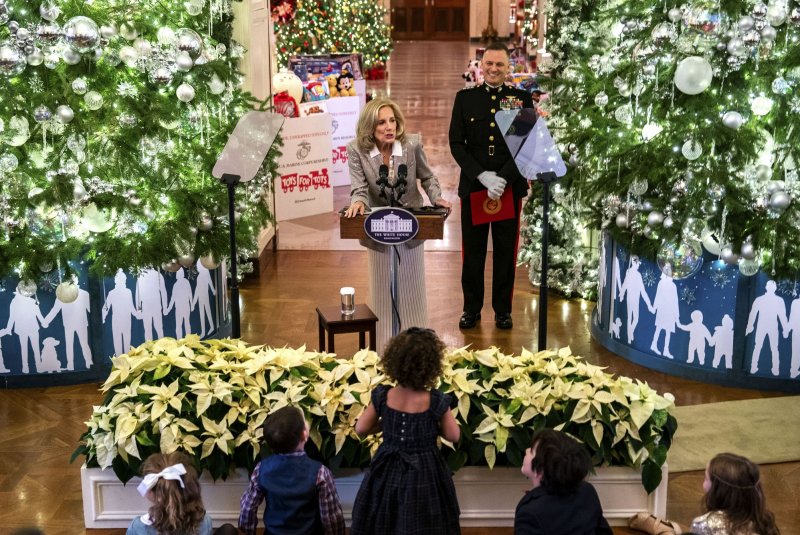  La primera dama, Jill Biden, organiza el evento navideño Toys for Tots en la Casa Blanca