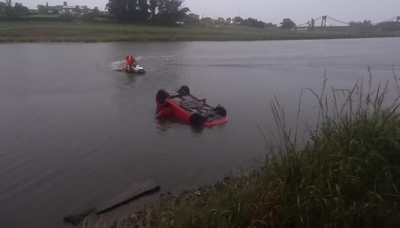  Volvían de un casamiento en Necochea, discutieron y el auto cayó al río: murió la mujer