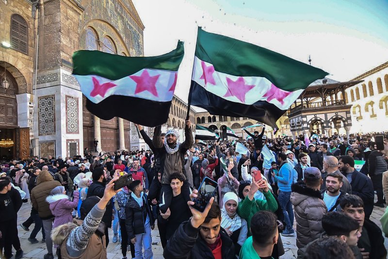  Los sirios celebran la victoria de la revolución y el derrocamiento de Assad en medio de la sombría realidad de las prisiones