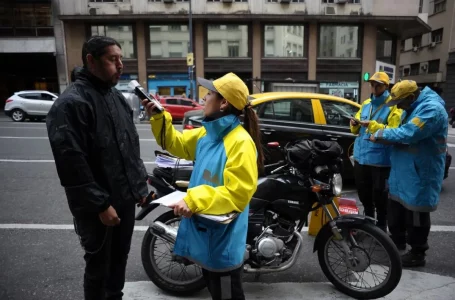 Diputados libertarios proponen separar las responsabilidades del chofer y acompañante en caso de alcoholemia en motos